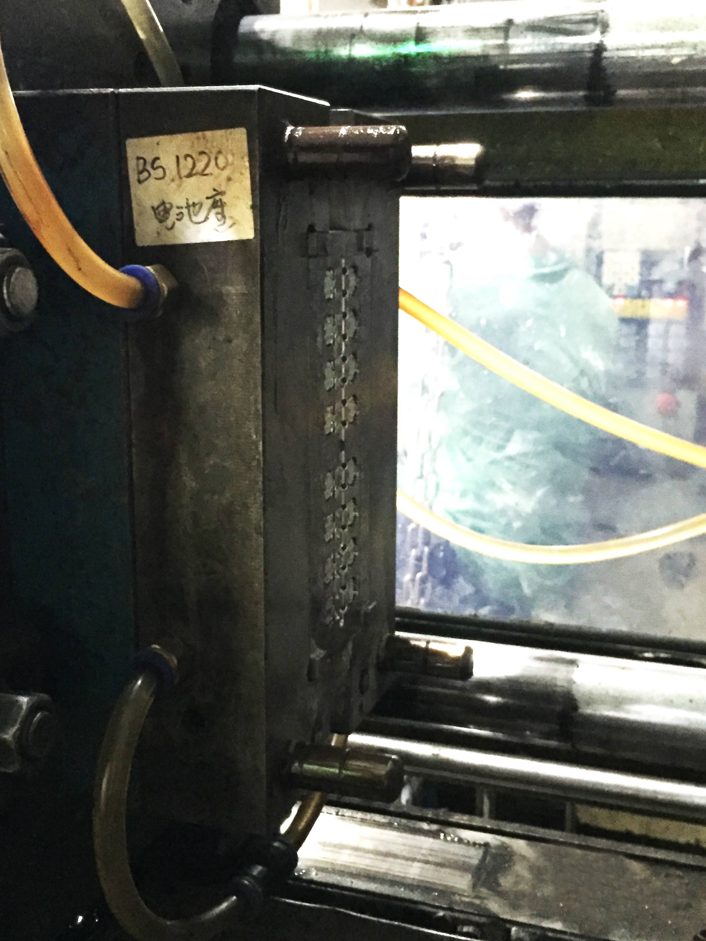 CR1220模具.jpg CR1220模具.jpg